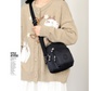 👜✨ Geantă Ușoară și Spațioasă cu Buzunare Multiple – Stil și Organizare Perfectă! 🗝️🏙️