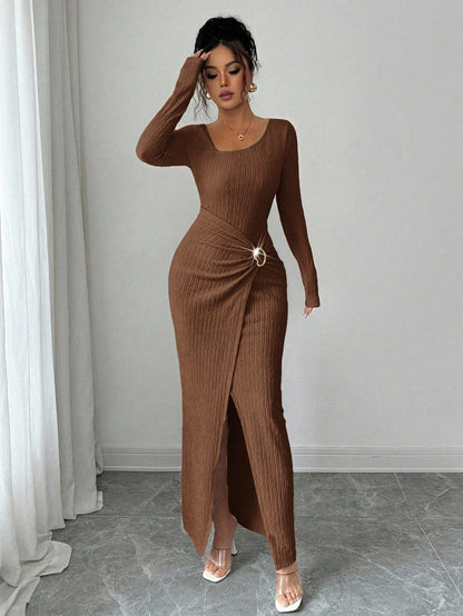 👗Ruched Slimming, Elegant Silhouette✨ Women's Ribbed Knit Long Dress – Asymmetric Neckline & Metal Ring | Naturally Flattering, Upscale Appeal ✨